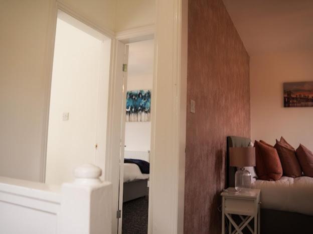 Home In Speke- 8 Mins Walk To Airport Екстер'єр фото